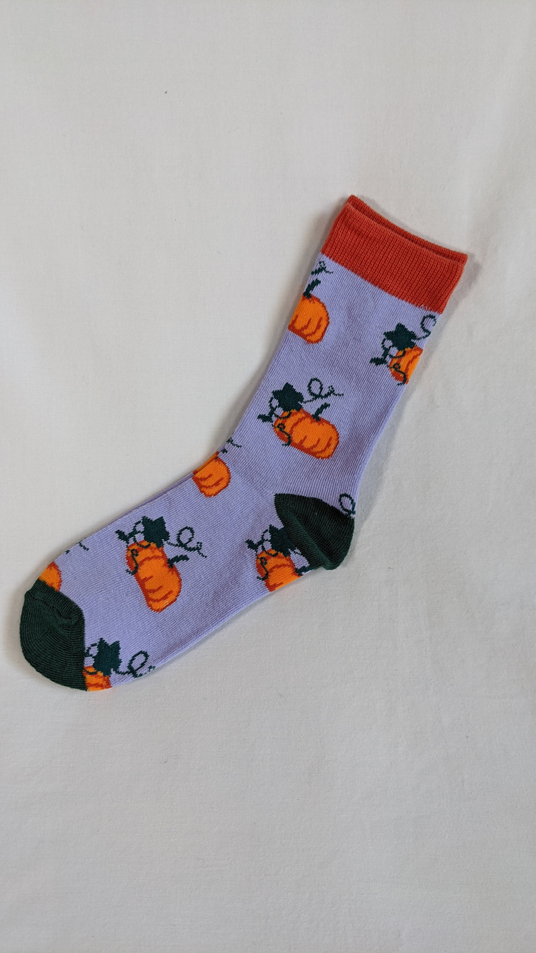 Women's crew socks, fits shoe size 4-10 or sock size 9-11.  Lavendar background with cute orange pumpkins and an orange top band, finished off with a black colored heel and toe.